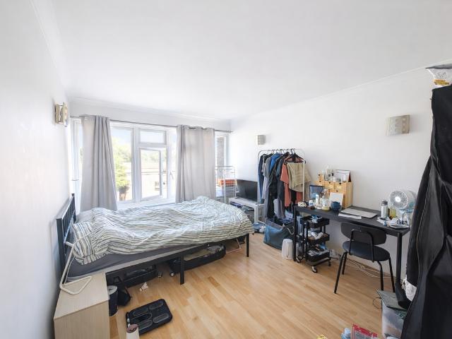 Room for rent in London Borough of Merton, Raynes Park