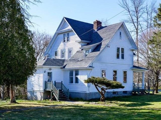 House for sale in Champlain