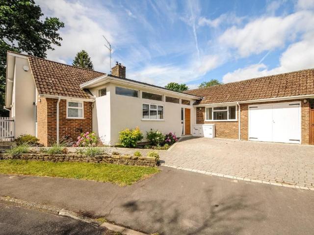 House for rent in Row Town, Surrey