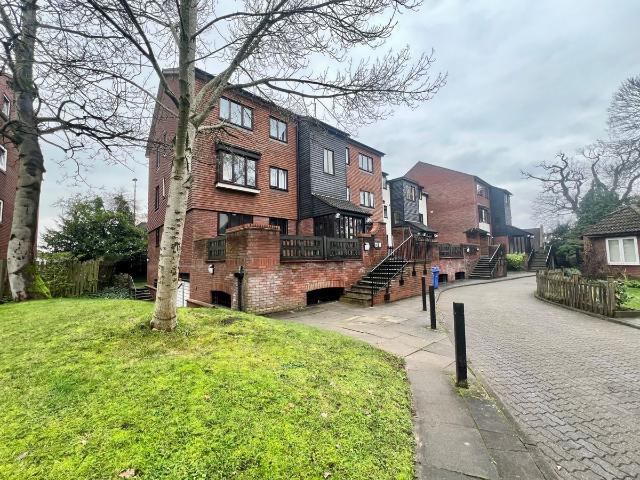 Apartment for rent in Hatch End, Greater London