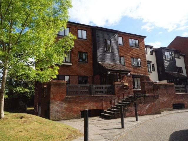 Apartment for rent in Hatch End, Greater London