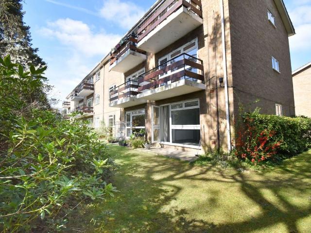 Apartment for rent in Ashley Park, Surrey