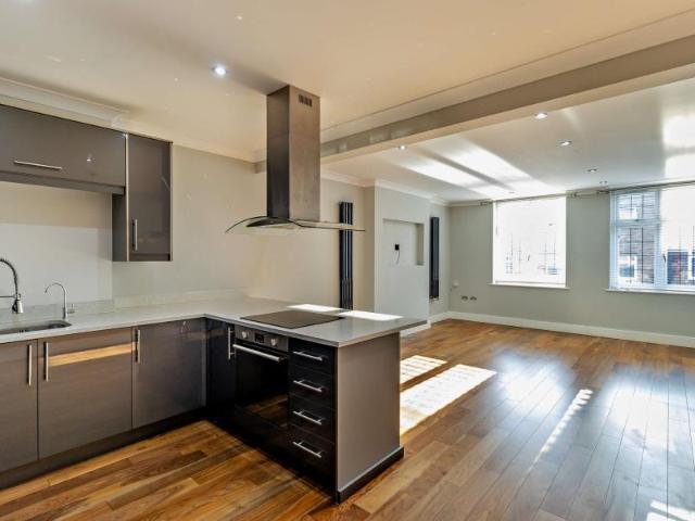 Apartment for rent in Northwood, Greater London
