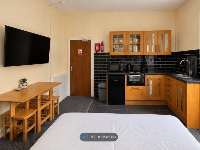 Studio for rent in Mount Pleasant, Swansea