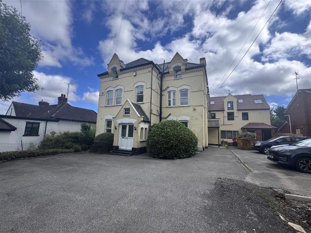 Apartment for rent in Oakleigh Park, Greater London