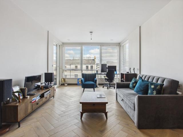 Apartment for rent in Whetstone, Oakleigh Park
