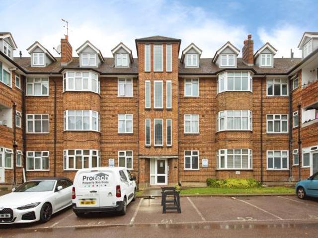 Apartment for rent in Brunswick Park, Greater London