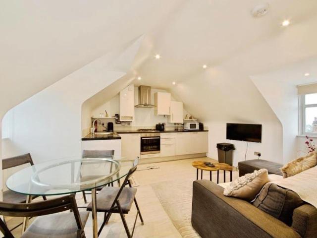 Apartment for rent in Brunswick Park, Greater London