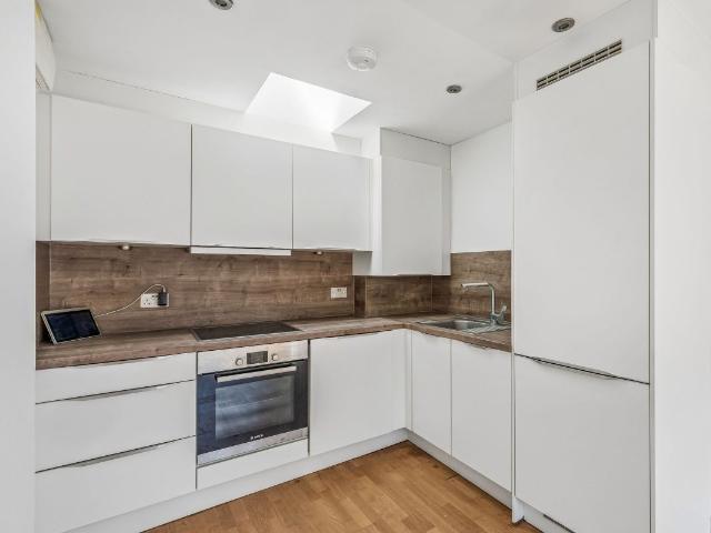 Room for rent in Whetstone, Greater London