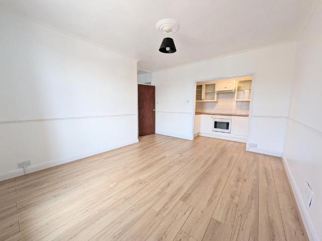 Apartment for rent in Brunswick Park, Greater London