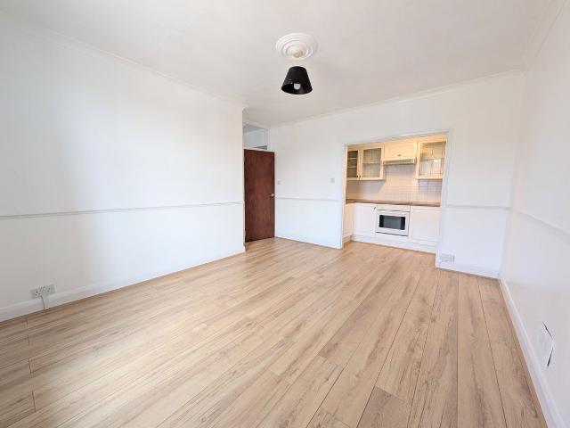 Apartment for rent in Brunswick Park, Greater London