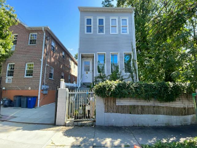 House for sale in The Bronx, Arverne