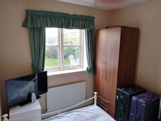 Room for rent in London Borough of Merton, Collier's Wood