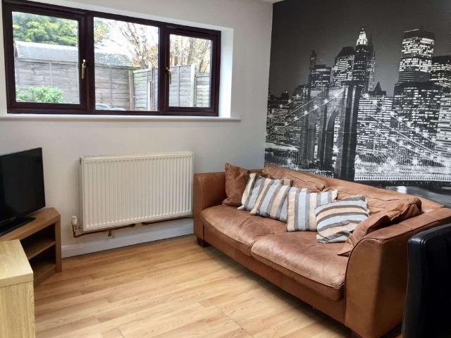 Room for rent in London Borough of Merton, Collier's Wood