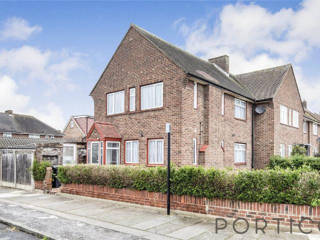 Apartment for rent in Newbury Park, Greater London