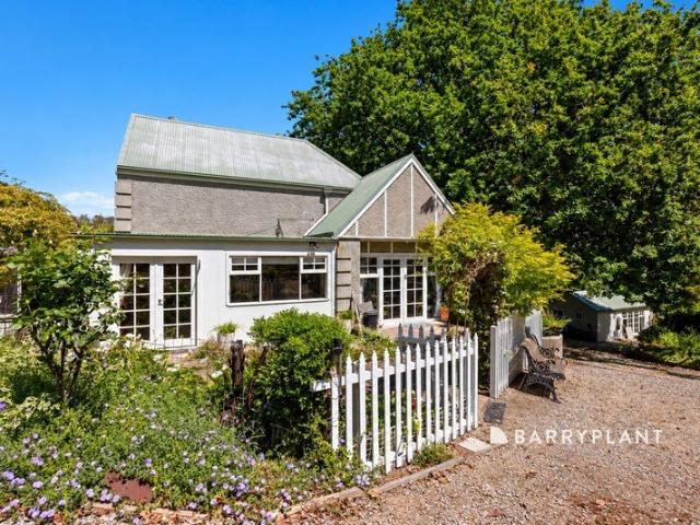 Cottage for sale in Nar Nar Goon North, Melbourne