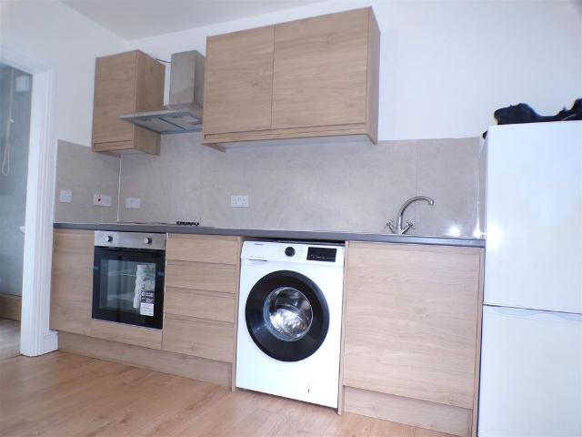 Studio for rent in Oakwood, West Yorkshire