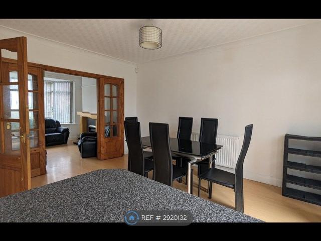 House for rent in Hollin Park, West Yorkshire