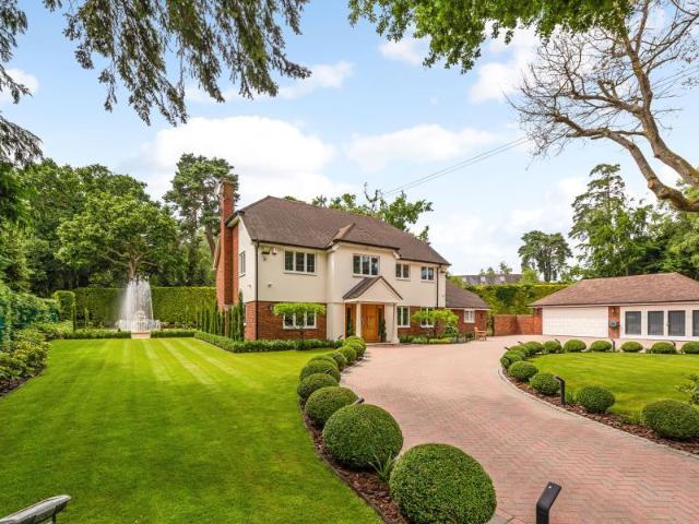 House for rent in Row Town, Surrey