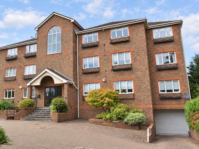 Apartment for rent in Blackhills, Surrey