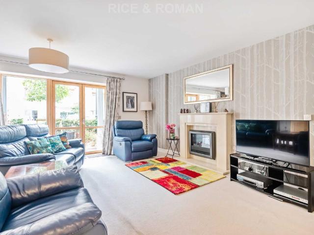 Apartment for rent in Blackhills, Surrey