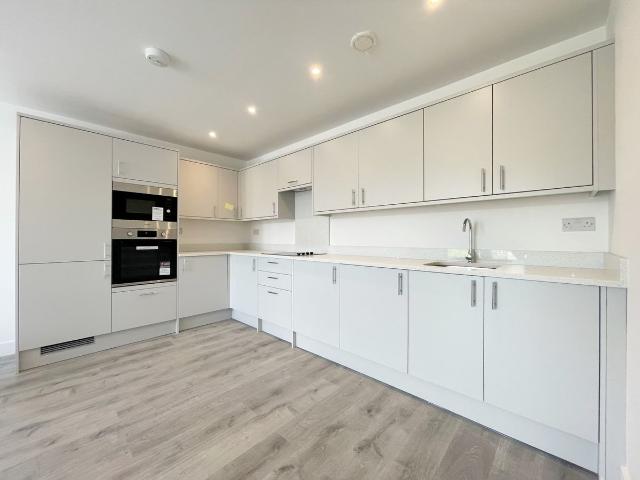 House for rent in Heol-las, Surrey