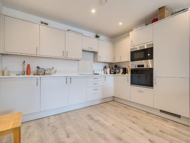 Apartment for rent in Heol-las, Surrey