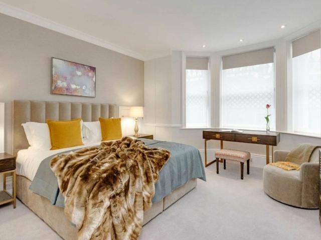 Apartment for rent in Kensington, Cat Hill