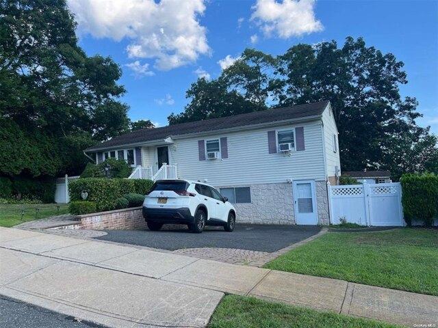 House for sale in Farmingville