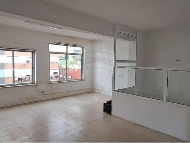 Ponto Comercial alugar em Odivelas, Bairro da Milharada