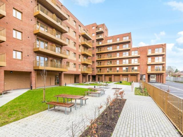 Apartment for sale in Croydon, Purley