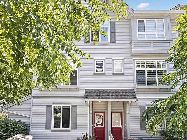 Townhouse for rent in Surrey
