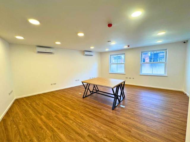 Office for sale in Spring Park, Luton