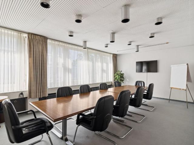Büro kaufen in Einigen, Zürich
