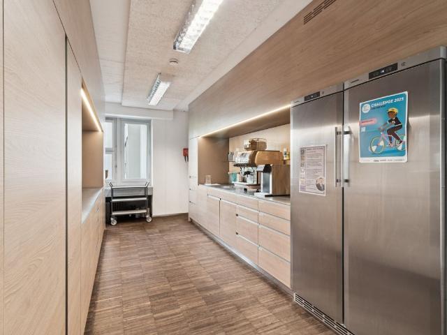 Büro kaufen in Einigen, Zürich