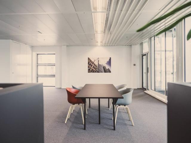 Büro kaufen in Einigen, Zürich