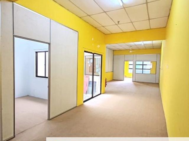 Shop for rent in Malaka