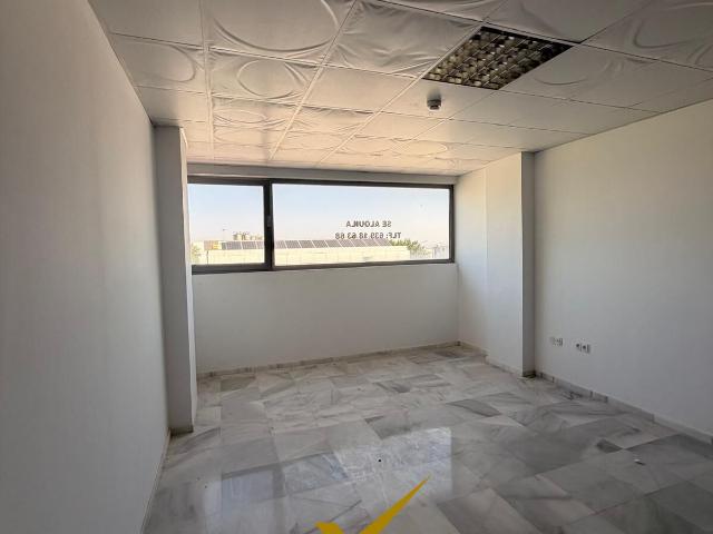 Oficina en venta en Carmona, Andalucía