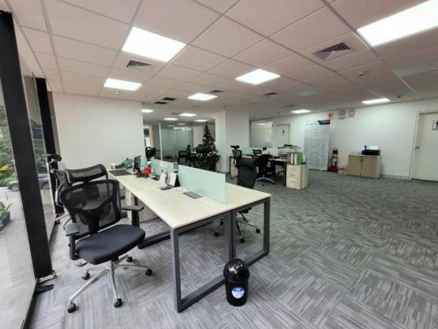 OFICINA EN VENTA 2do piso EN RECONOCIDO CENTRO EMPRESARIAL SAN ISIDRO