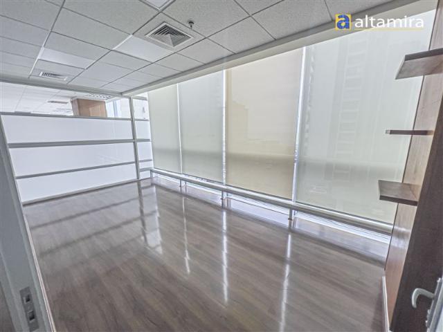 Oficina en Venta en Edificio Esmeralda piso 7 2 amplias oficinas, 2 bodegas y 6 estacionamientos