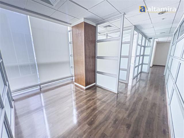 Oficina en Venta en Edificio Esmeralda piso 7 2 amplias oficinas, 2 bodegas y 6 estacionamientos