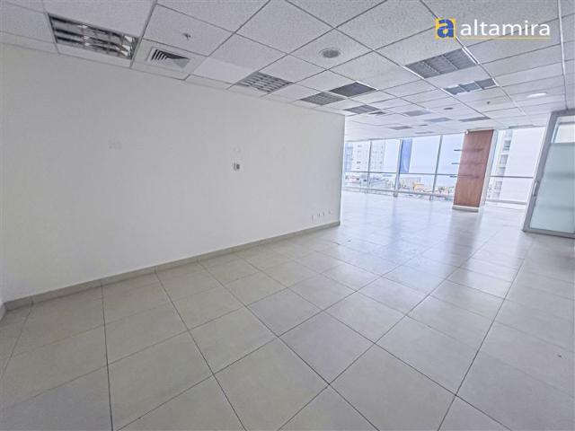 Oficina en Venta en Edificio Esmeralda piso 7 2 amplias oficinas, 2 bodegas y 6 estacionamientos