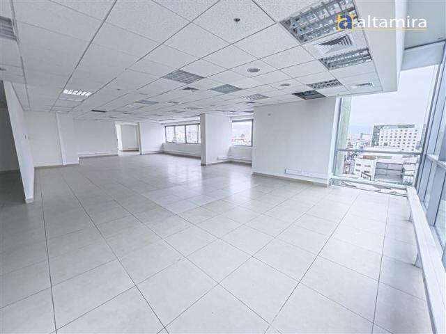Oficina en Venta en Edificio Esmeralda piso 7 2 amplias oficinas, 2 bodegas y 6 estacionamientos
