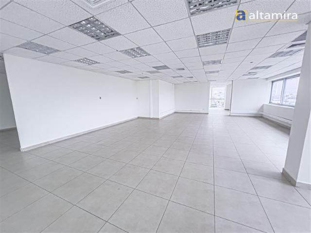 Oficina en Venta en Edificio Esmeralda piso 7 2 amplias oficinas, 2 bodegas y 6 estacionamientos