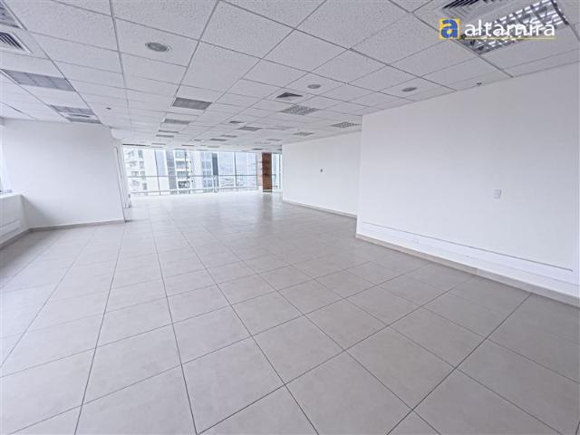 Oficina en Venta en Edificio Esmeralda piso 7 2 amplias oficinas, 2 bodegas y 6 estacionamientos