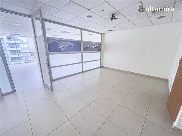 Oficina en Venta en Edificio Esmeralda piso 7 2 amplias oficinas, 2 bodegas y 6 estacionamientos