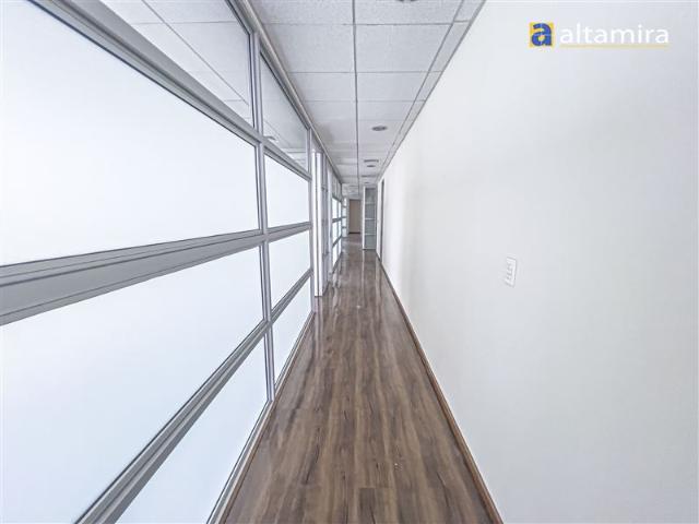 Oficina en Venta en Edificio Esmeralda piso 7 2 amplias oficinas, 2 bodegas y 6 estacionamientos