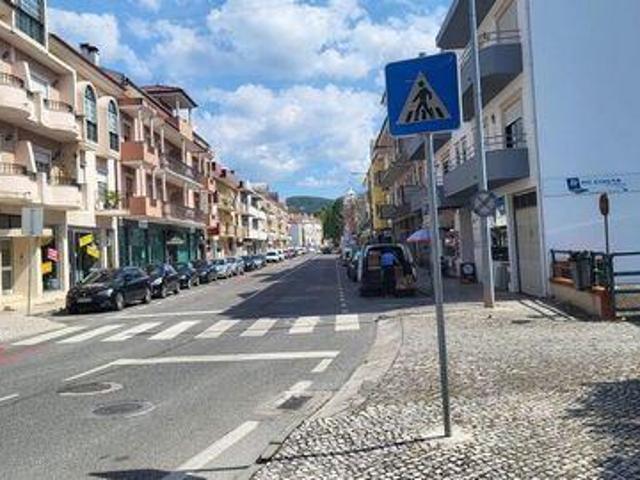 Escritório alugar em Porto De Mós, Rio Alcaide