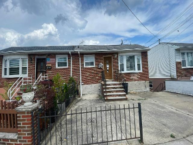House for sale in The Bronx, Arverne