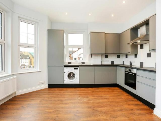 Apartment for rent in Brondesbury Park, Greater London